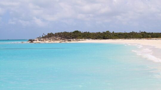 Faire une croisière en Caïque en amoureux dans les Iles Éoliennes.