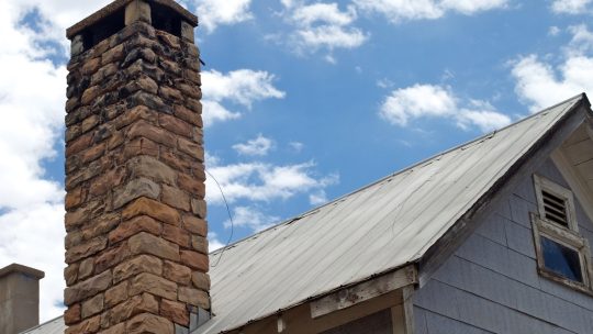 Les dangers d’une cheminée non entretenue : risques d’incendie et d’intoxication