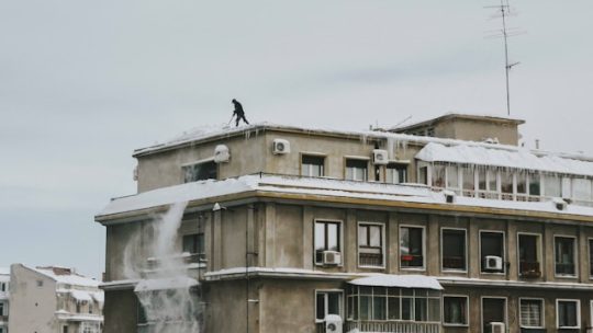 Nettoyage du toit : comment procéder à l’entretien de sa toiture ?